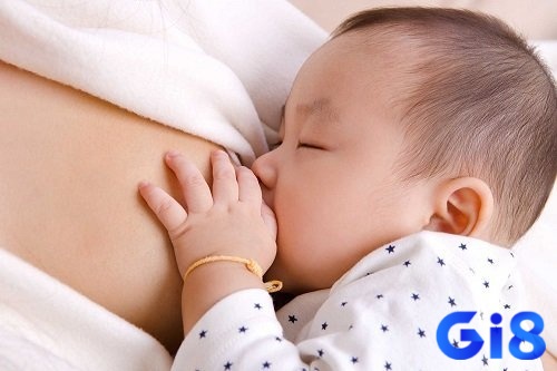 Mơ thấy em bé nhà hàng xóm đang bú là điềm báo xấu về tiền tài và công việc